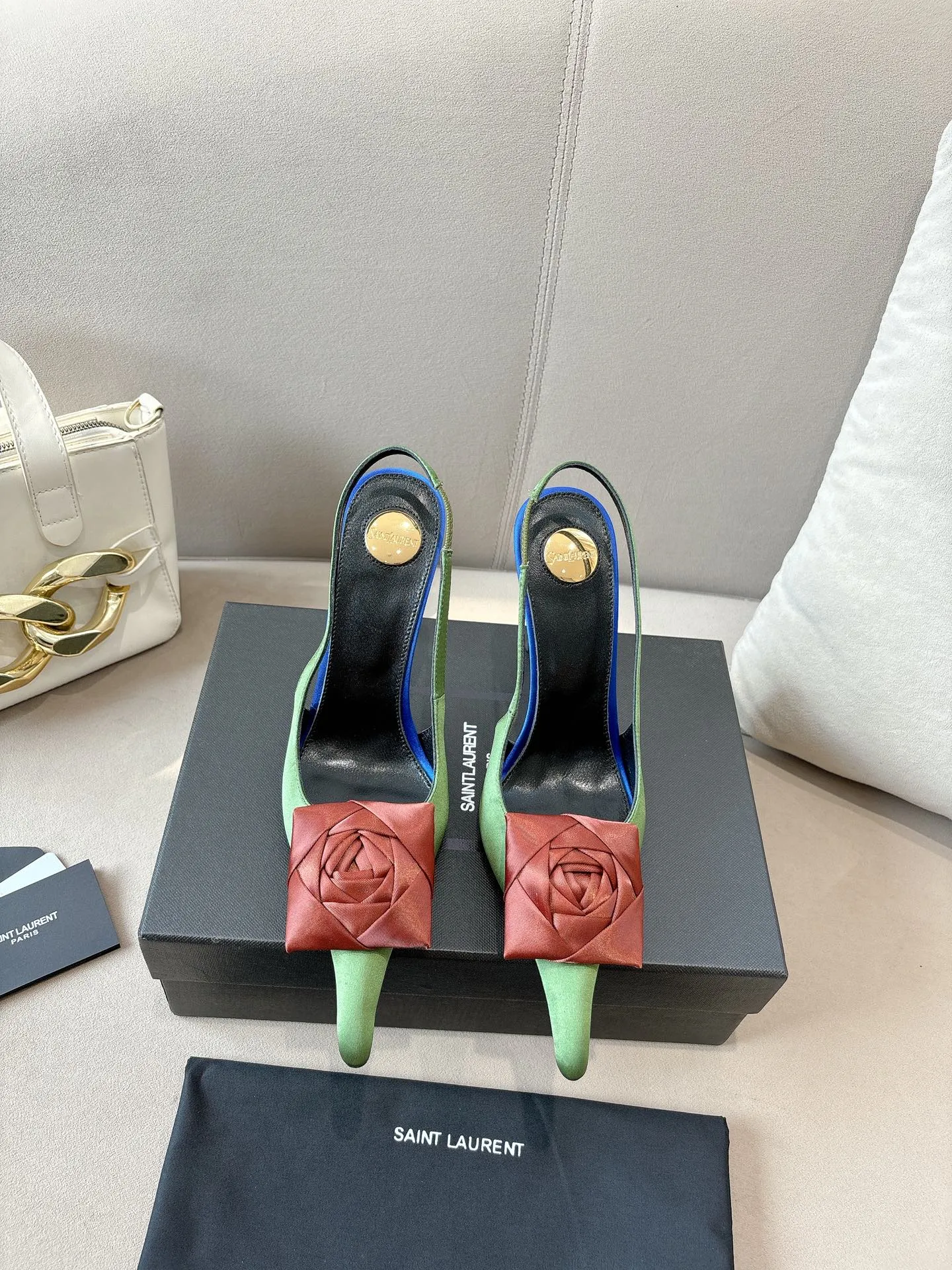 👟👟Ex-factory price 680👟👟 Saint Laurent ysl 25ss/autumn and winter ready-to-wear flower series catwalk style high heels. The toe and contrasting color design make the final effect quite impressive. The different colors are also very beautiful. Straight heels, curved heels, with flowers, and without flowers can be selected. Only YSL understands women’s hearts best and does not accept refutation. It is a super invincible feminine artifact, a must-have for women (z-brand full-body customization, own molded hardware accessories, perfect consistency) ✔ Upper: imported cow patent leather ✔ Inner lining: imported 🐑 goat leather ✔ Sole: imported genuine leather outsole ✔ Heel height: 10.5cm ✔ Size: 36-39 (40, 41, 42 can be customized and non-returnable) Flower style (full set of packaging)